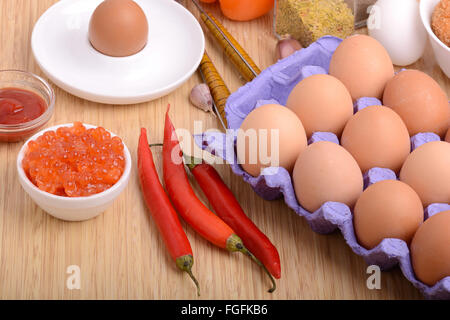 La coquille des œufs sur et poivron rouge, caviar rouge et tomate Banque D'Images