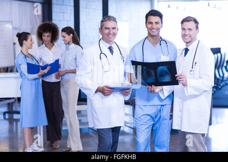 Les médecins titulaires d'un x-ray and smiling Banque D'Images