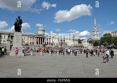Vue sur Trafalgar Square en direction de la National Gallery et St Martins dans le domaine clocher d'église dans le centre de Londres, au Royaume-Uni. Banque D'Images