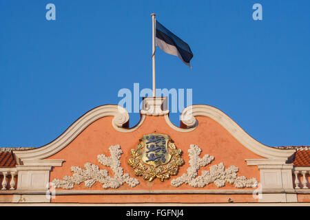 Armoiries et drapeau national estonien au-dessus du Parlement estonien, Tallinn, Estonie Banque D'Images