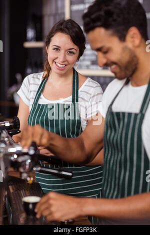 Smiling baristas travaillant Banque D'Images