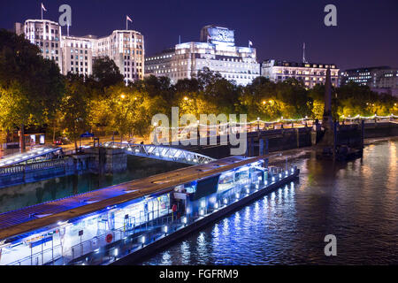 Vue sur le Victoria Embankment à Londres vu la nuit Banque D'Images