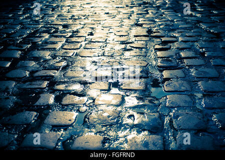 Pavés mouillés sur la vieille rue sombre Banque D'Images