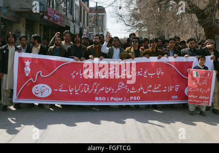 Les étudiants protestent contre la torture sur des étudiants de l'Université du Pendjab, au cours de la démonstration sous la bannière de l'Organisation des étudiants Baloutches à Quetta le Vendredi, Février 19, 2016. Banque D'Images