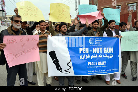 Les manifestants scandant des slogans contre les armes et munitions au cours de rally organisé par le Centre de recherche et d'études de sécurité, à l'extérieur de Peshawar press club le Vendredi, Février 19, 2016. Banque D'Images