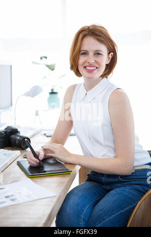 Hipster smiling businesswoman écrit sur une tablette de dessin numérique Banque D'Images