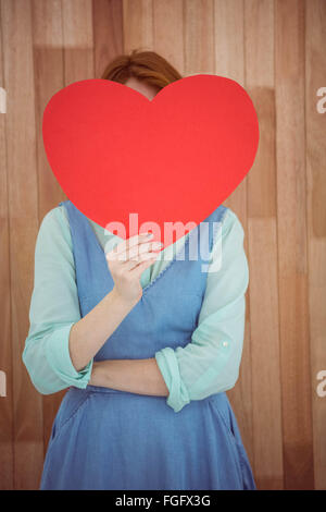 Jolie hipster holding heart Banque D'Images