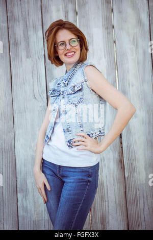 Smiling hipster femme avec ses mains sur sa hanche Banque D'Images