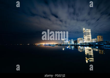 La baie de Manille la nuit, vu de Harbour Square, à Pasay, Metro Manila, Philippines. Banque D'Images
