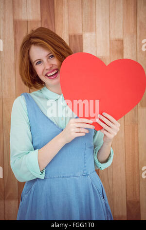 Jolie hipster holding heart Banque D'Images