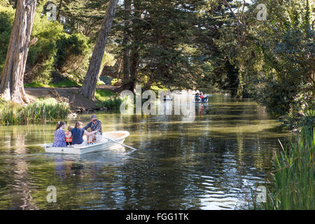 Bateau sur le lac Stow dans le Golden Gate Park, San Francsico, California, USA Banque D'Images