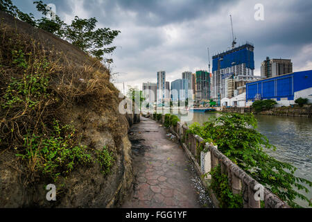 Bâtiments en Mandaluyong et la rivière Pasig, à Makati, Metro Manila, Philippines. Banque D'Images