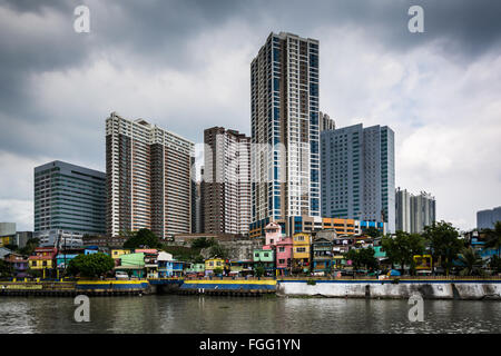 Bâtiments en Mandaluyong et la rivière Pasig, à Makati, Metro Manila, Philippines. Banque D'Images