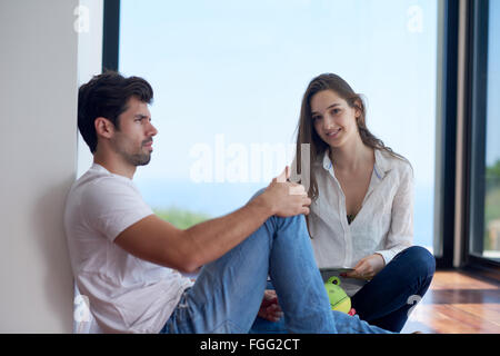 Jeune couple détendue à la maison escalier Banque D'Images