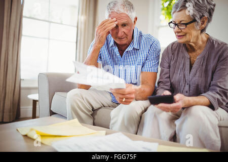 Man showing documents pour femme Banque D'Images