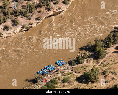 Radeaux amarrés au trou Harding Campings vu depuis le point de Roue de chariot, donnent sur le Canyon de la rivière Yampa, Dinosaur National Mo Banque D'Images