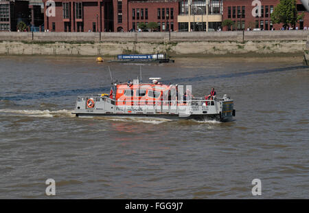 La London Fire Brigade secours incendie Incendie bateau Dart, sur la Tamise à Londres, au Royaume-Uni. Banque D'Images