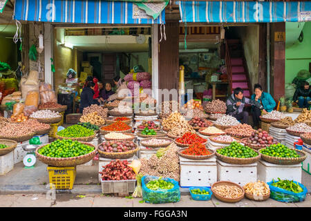 Des légumes pour la vente au marché de la rue à Hanoi, Vietnam Banque D'Images