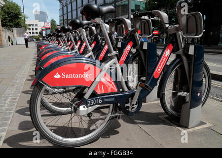 Une gamme de vélos de ville parrainé par Santander dans la ville de Londres, Royaume-Uni. Banque D'Images