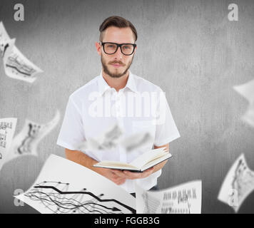 Image composite de geeky jeune homme de la lecture du livre noir Banque D'Images