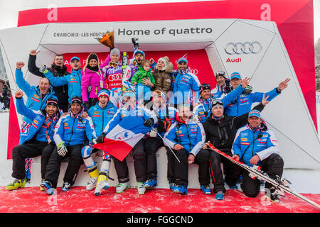Chamonix, France. 19 Février, 2016. Les membres de l'équipe de ski français célébrer le podium première et troisième victoires de Pinterault Alexis et Thomas Mermillod Blondin dans l'épreuve du combiné alpin masculin. L'épreuve du combiné alpin masculin (descente et slalom) a pris fin avec la descente de la dernière course en raison des conditions météorologiques (neige lourde) à l'heure à Chamonix. La course a commencé à 15h15 sur un cours abrégé après une autre heure de retard. Le podium était - 1- Alexis PINTURAULT (FRA) 2:13.29 2- PARIS Dominik (ITA) 2:13.56 3-MERMILLOD BLONDIN Thomas (FRA) 2:13. © Genyphyr Novak/Alamy Li © Banque D'Images