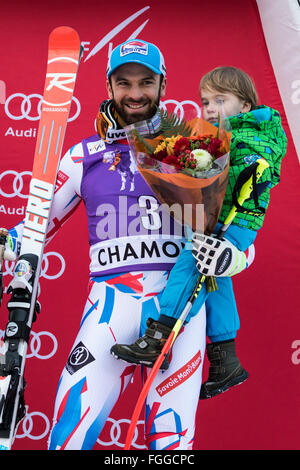 Chamonix, France. 19 Février, 2016. - Dominik PARIS - 3ème place sur le podium avec son fils. L'épreuve du combiné alpin masculin (descente et slalom) a pris fin avec la descente de la dernière course en raison des conditions météorologiques (neige lourde) à l'heure à Chamonix. La course a commencé à 15h15 sur un cours abrégé après une autre heure de retard. Le podium était - 1- Alexis PINTURAULT (FRA) 2:13.29 2- PARIS Dominik (ITA) 2:13.56 3-MERMILLOD BLONDIN Thomas (FRA) 2:13. Credit : Genyphyr Novak/Alamy Live News Banque D'Images