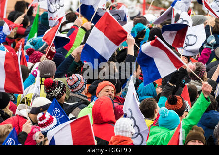 Chamonix, France. 19 Février, 2016. Fans réagissent à l'arrivée d'Alexis Pinterault à l'arrivée de la descente masculine à Chamonix. L'épreuve du combiné alpin masculin (descente et slalom) a pris fin avec la descente de la dernière course en raison des conditions météorologiques (neige lourde) à l'heure à Chamonix. La course a commencé à 15h15 sur un cours abrégé après une autre heure de retard. Le podium était - 1- Alexis PINTURAULT (FRA) 2:13.29 2- PARIS Dominik (ITA) 2:13.56 3-MERMILLOD BLONDIN Thomas (FRA) 2:13. Credit : Genyphyr Novak/Alamy Live News Banque D'Images