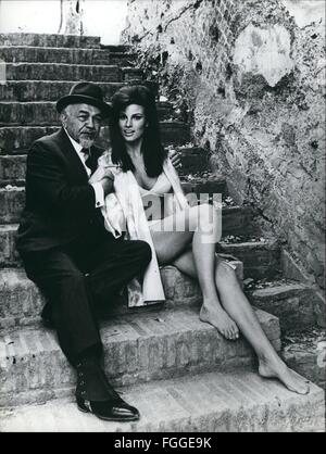 1968 - Raquel Welch et Edward G. Robinson, ancien combattant de plus de 50 films dans sa carrière remarquable, est devenu de très bons amis pendant le tournage de ''Le plus grand ensemble de tous'' ; l'hilarante comédie aventure dans laquelle ils co-star avec Vittorio De Sica et Robert Wagner. Entre les scènes de l'Shaftel-Stewart exalté la production d'être libéré par la MGM progression rapide de la jeune actrice et Robinson ont discuté de leurs projets de voyage, de l'artisanat et des secrets ? © Keystone Photos USA/ZUMAPRESS.com/Alamy Live News Banque D'Images