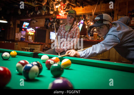 Deux femmes jouer au billard dans un bar du Montana. Banque D'Images