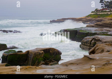 La plage de La Jolla à San Diego en Californie au cours de l'hiver avec de grosses vagues au cours d'une forte houle du Sud. Banque D'Images