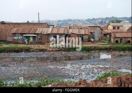 Bidonville de Kampala, Ouganda, à côté d'une rivière très polluée. Banque D'Images