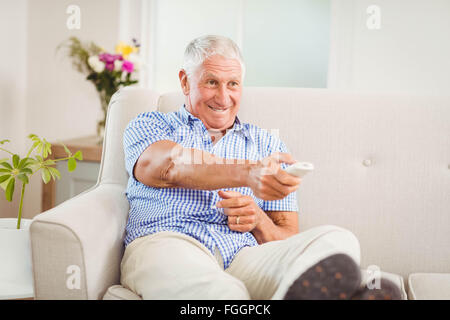 Senior et regarder la télévision à la maison Banque D'Images