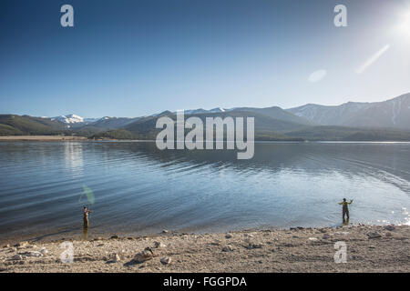 Deux femmes dominante de la rive, tandis que la pêche à la mouche sur le lac Hebgen du Montana. Banque D'Images