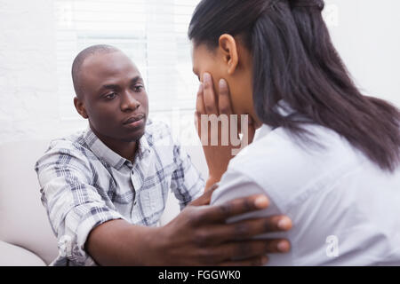 Worried woman être réconforté par son thérapeute Banque D'Images