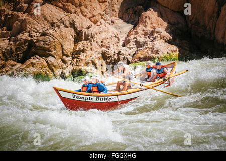 Un doris en granit, rapide Colorado River. Banque D'Images