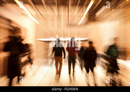 Les gens se précipiter par couloir, motion blur Banque D'Images