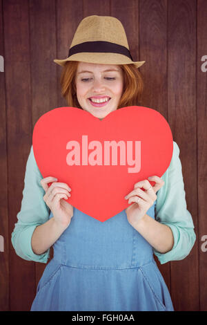 Jolie hipster holding heart Banque D'Images