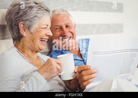 Senior couple reading newspaper Banque D'Images