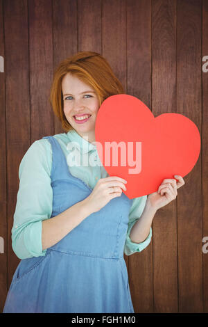 Jolie hipster holding heart Banque D'Images