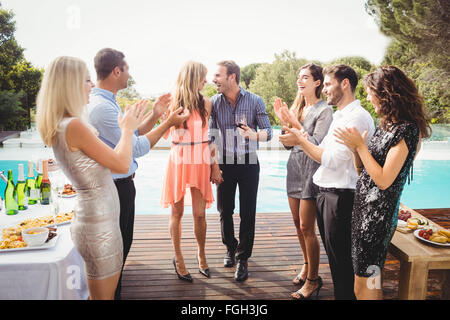 Happy young friends having drinks Banque D'Images