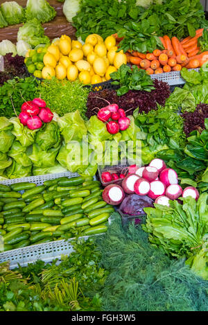 Légumes et fines herbes pour la vente à un marché Banque D'Images