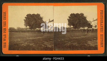 Une photographie de Taylor & Huntington montrant deux vues de la parade de vêtements du First South Carolina Regiment (en couleur), capturant l'histoire militaire et culturelle de la période. Banque D'Images
