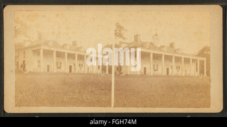 Photographie prise par Alexander Gardner montrant la vue depuis la façade est d'un manoir, surplombant le fleuve Potomac, capturant le cadre et le paysage du manoir. Banque D'Images