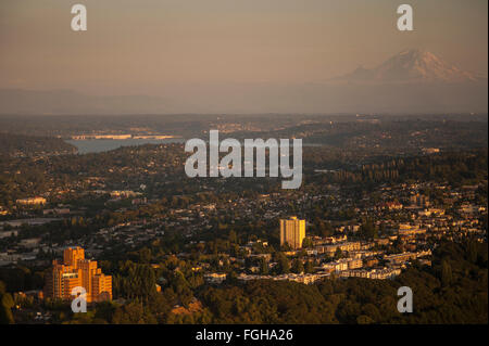 Image rétro de Beacon Hill avec Mount Rainier, quartiers au coucher du soleil, sud de Seattle Banque D'Images