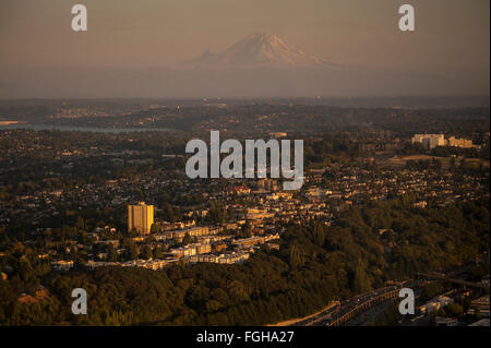 Image rétro de Beacon Hill avec Mount Rainier, quartiers au coucher du soleil, sud de Seattle Banque D'Images