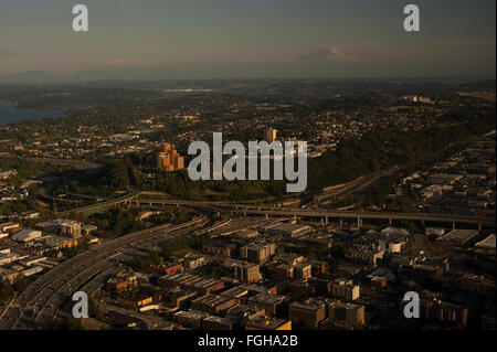 Le Beacon Hill avec le Mont Rainier, quartiers sud de Seattle, au coucher du soleil Banque D'Images