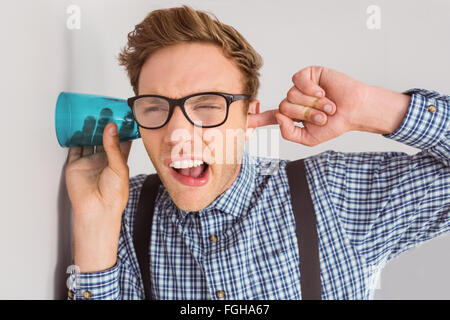 Homme d'écoute indiscrète avec cuvette de geek Banque D'Images