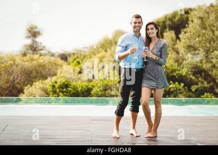 Young couple près de poolside Banque D'Images