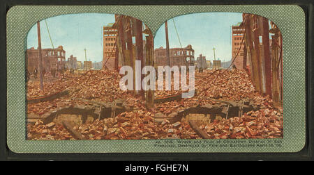 Cette photographie de la collection Robert N. Dennis montre les conséquences du tremblement de terre et de l'incendie de San Francisco en 1906, capturant la dévastation dans Chinatown. Banque D'Images