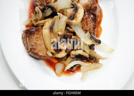 Vue de dessus les champignons et les oignons sur le foie Banque D'Images